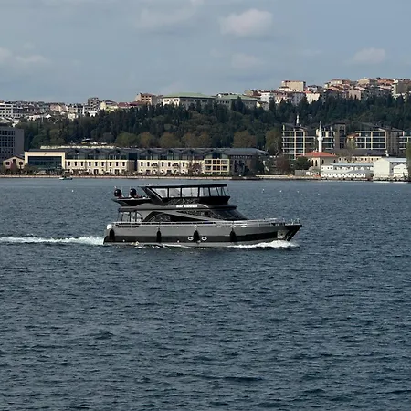Boat Bosphorus Botel Istanboel